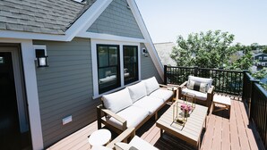 A deck with a sofa, chairs, and a table. - The Newport Lofts - 595 Thames Street (Newport)