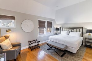 3 bedrooms, down duvets, individually decorated, individually furnished - The Newport Lofts - 595 Thames Street (Newport)