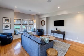 Stadtwohnung, 2 Schlafzimmer, eingeschränkter Meerblick | Wohnbereich | Flachbildfernseher