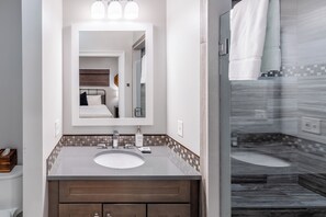 Casa de ciudad, 3 habitaciones, Terraza | Baño | Regadera, amenidades de baño gratuitas, secadora de cabello, toallas