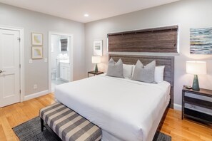 3 bedrooms, down duvets, individually decorated, individually furnished - The Newport Lofts - 595 Thames Street (Newport)