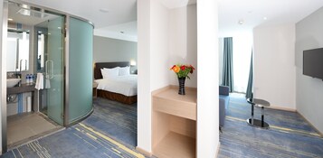 Een kluis op de kamer, een bureau, geluiddichte muren, gratis wifi