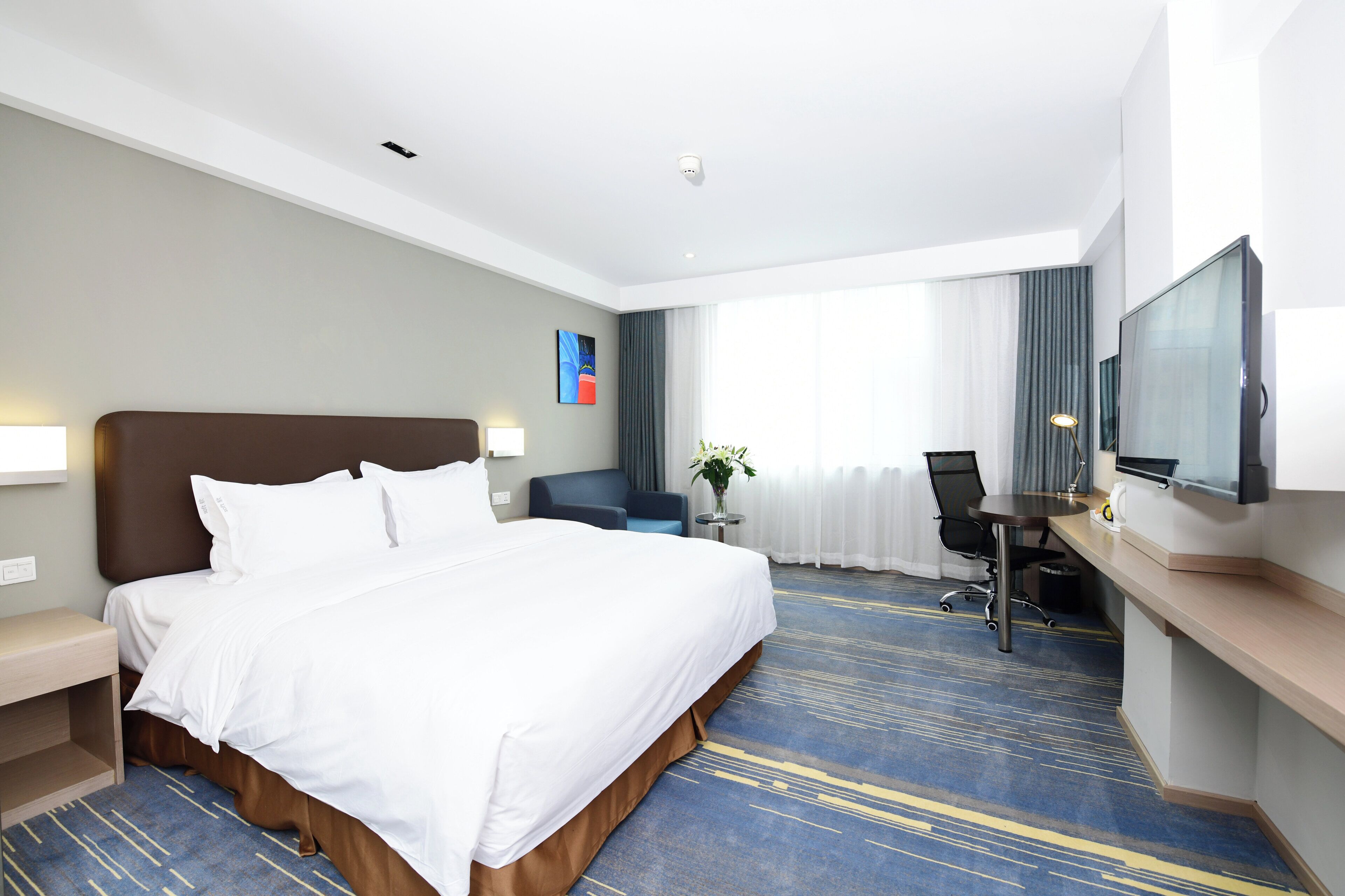 Standard Room, 1 King Bed | In-room safe, desk, soundproofing, WiFi (free)