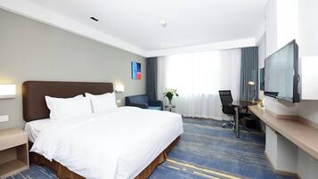 Standard Room, 1 King Bed | In-room safe, desk, soundproofing, WiFi (free)