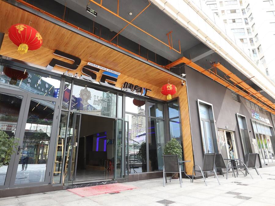 Un edificio comercial con un letrero grande que dice 'Power Space Exercise' y un farol rojo tradicional.