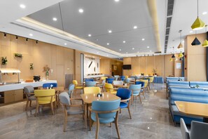 Free daily buffet breakfast - Holiday Inn Express Chengdu Xindu by IHG (Chengdu)