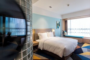 A hotel room with a bed, a desk, and a window. - Holiday Inn Express Chengdu Xindu by IHG (Chengdu)