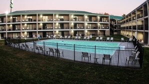 Outdoor pool - Budgetel Chattanooga (Chattanooga)