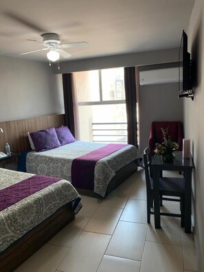 Desk, iron/ironing board, free WiFi, bed sheets - Hotel FG (León)