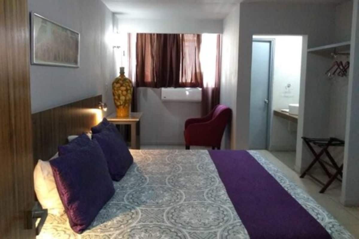 Habitación doble, 1 cama King size | Escritorio, tabla de planchar con plancha, wifi gratis y ropa de cama
