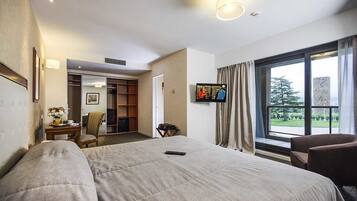 Minibar, caja de seguridad en la habitación y escritorio