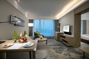 Desk, blackout curtains, soundproofing, iron/ironing board - Holiday Inn Hangzhou Gongshu by IHG (Hangzhou)