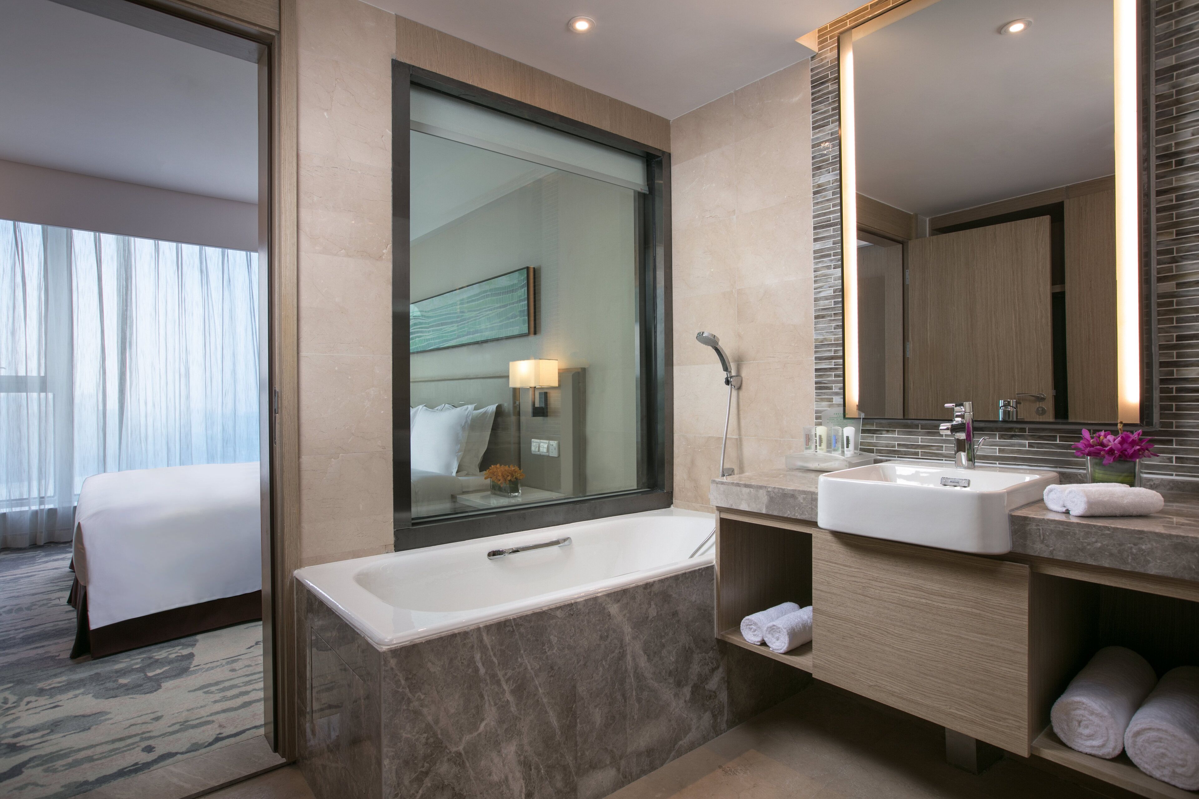Shower, rainfall showerhead, free toiletries, hair dryer