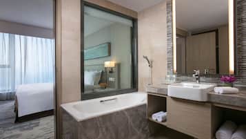 Shower, rainfall showerhead, free toiletries, hair dryer
