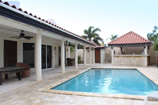 Una piscina al aire libre