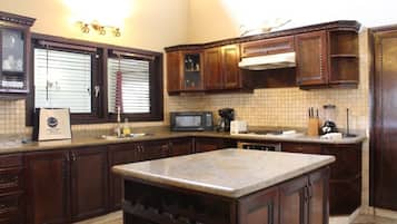 Villa | Cocina privada | Frigorífico grande, microondas, placa de cocina y lavavajillas