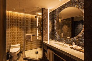 Artículos de tocador gratuitos, secador de pelo, batas, toallas