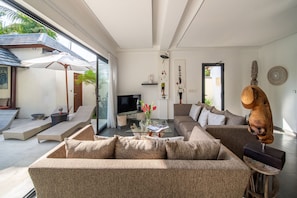 Familienvilla | Wohnzimmer | 32-Zoll-Flachbildfernseher mit Kabelempfang, LCD-Fernseher, DVD-Player