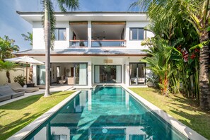 Outdoor pool, pool umbrellas, pool loungers - Villa Wiana by Villa Finder (Seminyak)