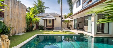 Outdoor pool, pool umbrellas, sun loungers