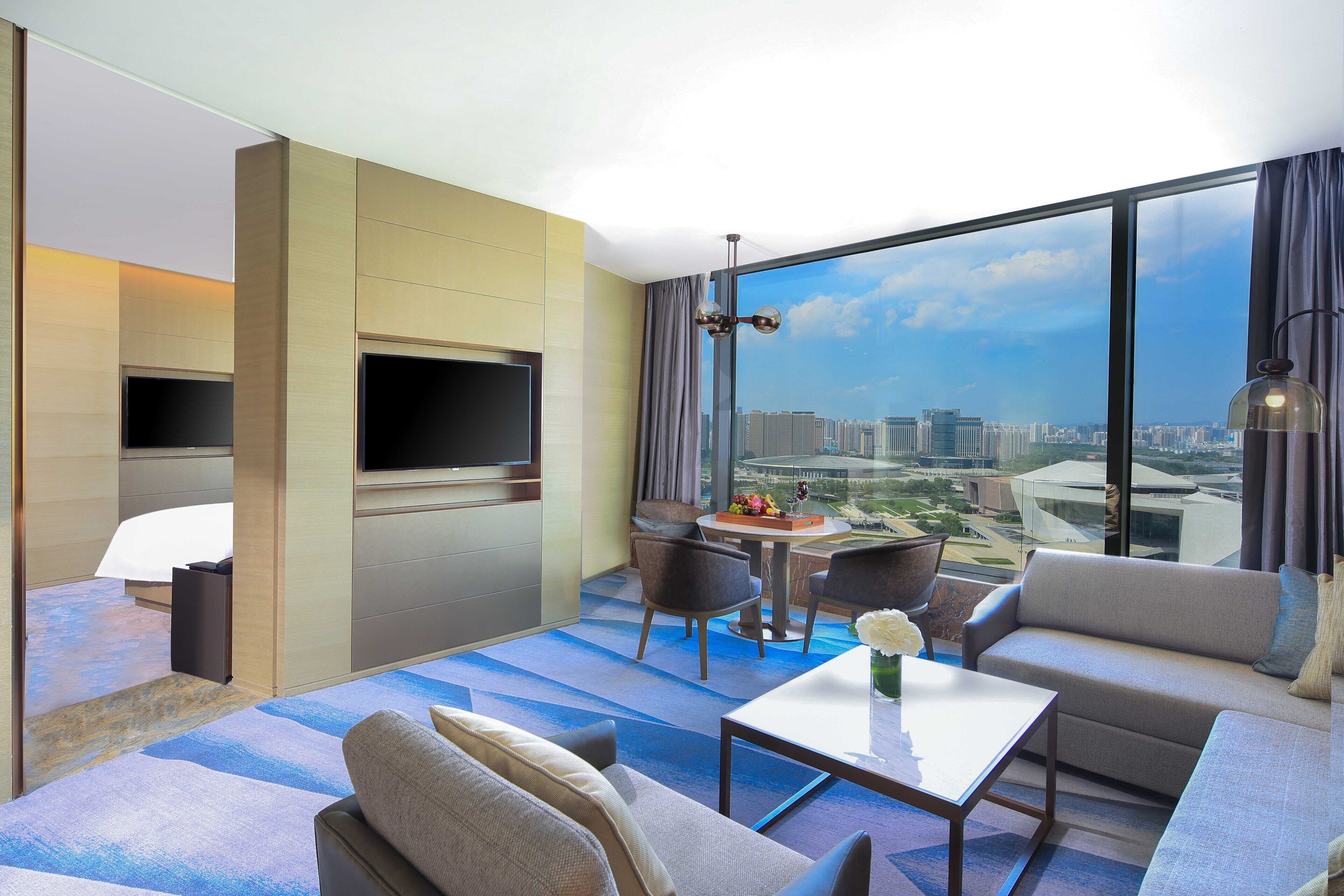 suite, 1 bedroom, club lounge access | premium bedding, minibar, in-room safe, blackout curtains