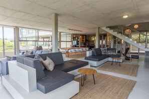 Comfort House, 6 Bedrooms | Living area