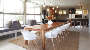 Comfort-Haus, 6 Schlafzimmer | Essbereich im Zimmer