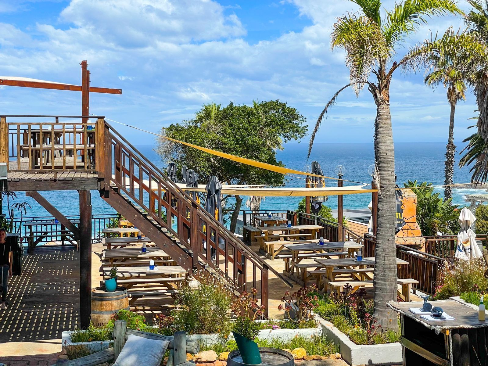 供应午餐和晚餐，海鲜，海景