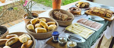 Café da manhã com buffet grátis todos os dias