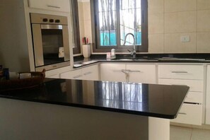 大冰箱、微波炉、烤箱、炉灶