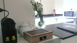Full-sized fridge, microwave, oven, stovetop