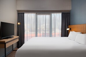 Suite, 1 Queen Bed, Corner | Hypo-allergenic bedding, in-room safe, desk, laptop workspace