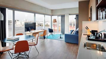 Suite, 1 cama Queen size, para no fumadores, en esquina | 1 habitación y ropa de cama hipoalergénica