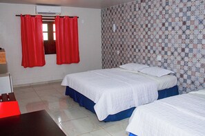 Minibar, caja de seguridad en la habitación, wifi gratis y ropa de cama