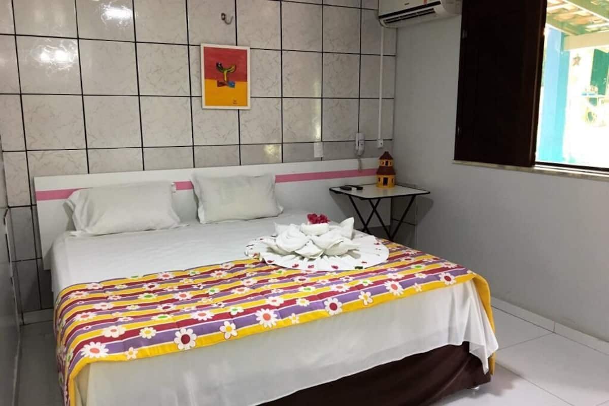 Minibar, brankas, Wi-Fi gratis, dan seprai linen