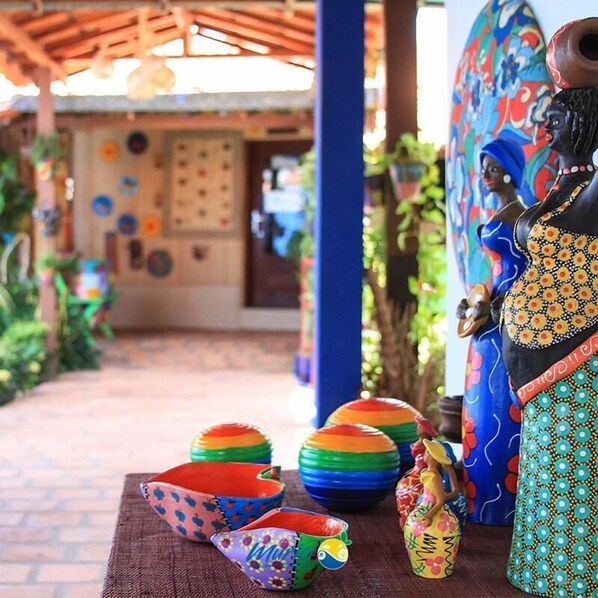 Un ambiente tradicional con cerámica colorida y una estatua.
