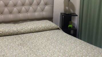 1 habitación y tabla de planchar con plancha