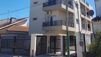 Vista frontal de la propiedad