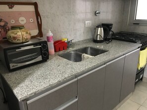 大型雪櫃/冰箱、微波爐、焗爐、爐具