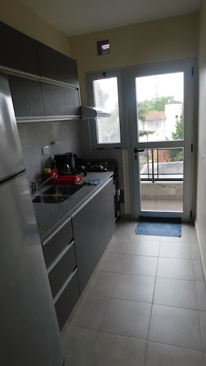 Full-sized fridge, microwave, oven, stovetop