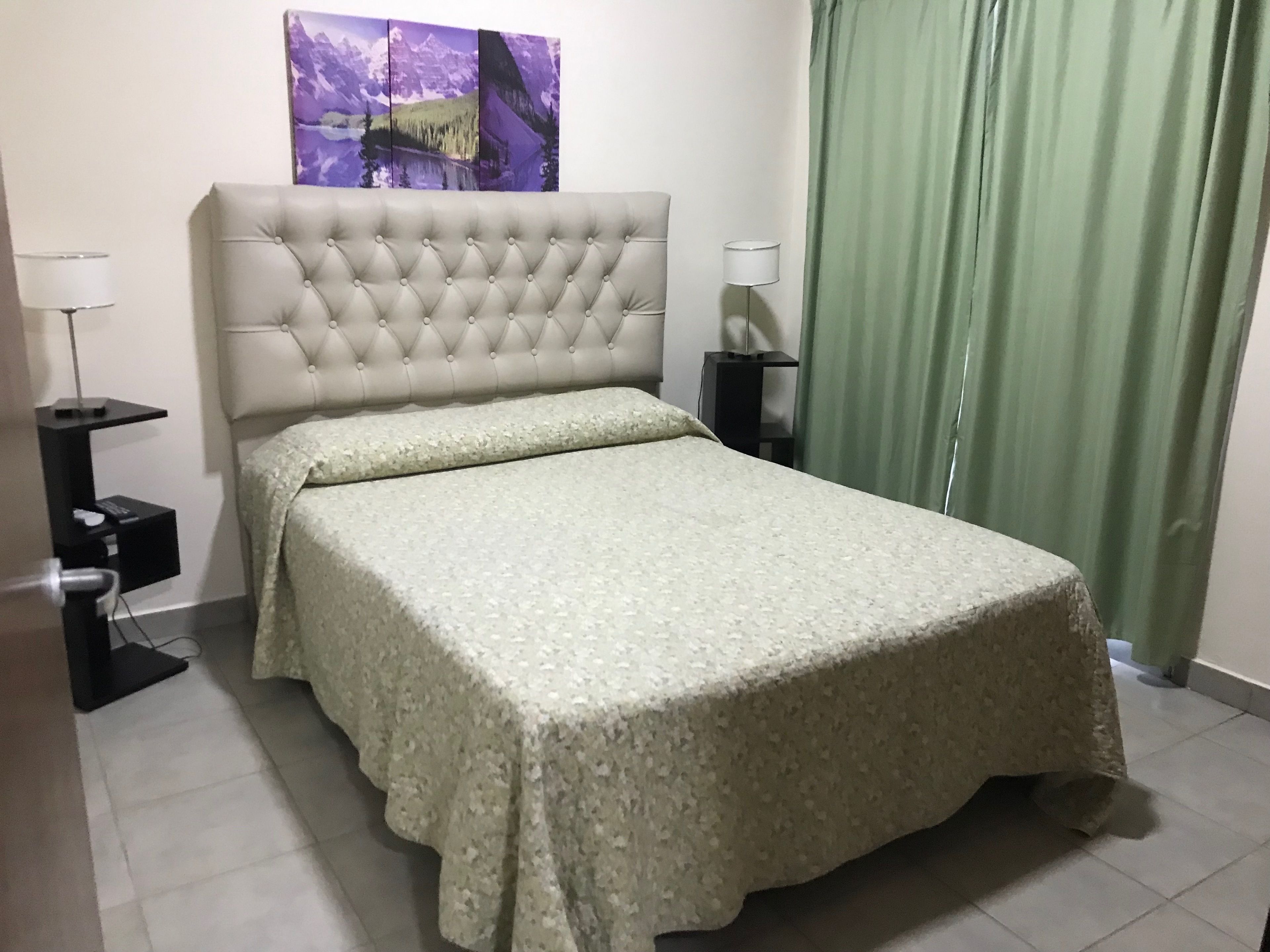 1 habitación y tabla de planchar con plancha 