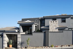 Front of property - Luxury Mountain View Villa (Cape Town)
