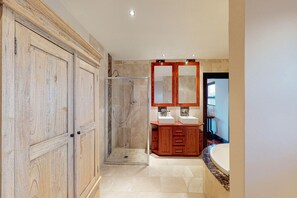 Luxury Mountain View Villa  | Bathroom | Separate tub and shower, deep soaking tub, free toiletries, hair dryer