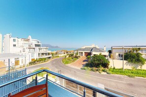 Luxury Mountain View Villa  | Balcony view - Luxury Mountain View Villa (Cape Town)