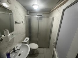 淋浴设施、浴袍、毛巾