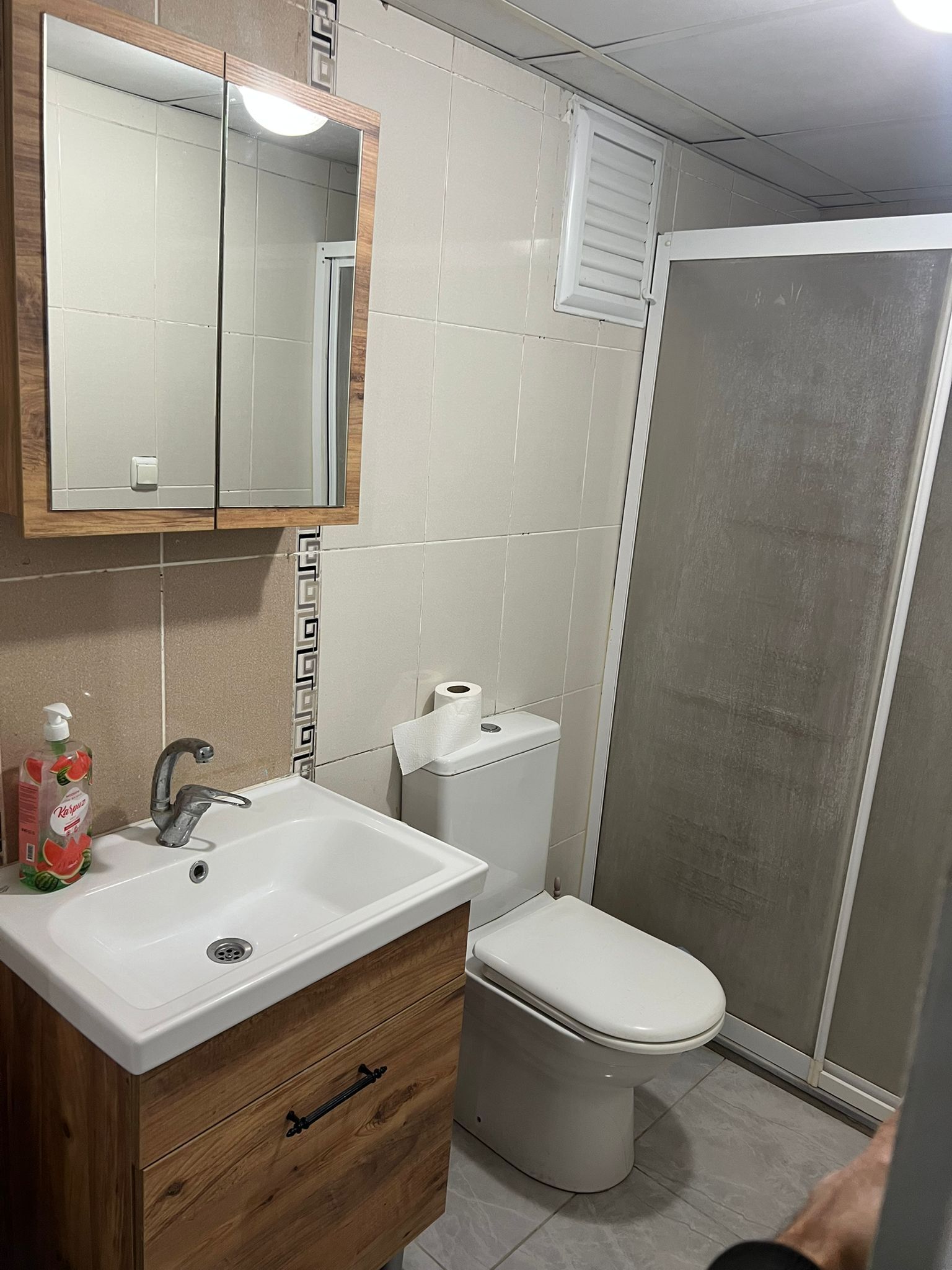 Douche, peignoirs, serviettes fournies