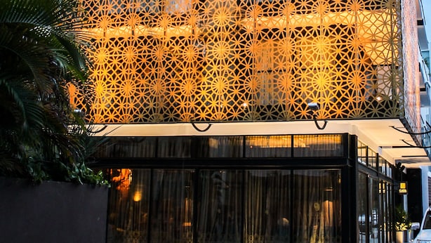 Ein modernes Gebäude mit einer geometrischen Fassade und einem Glastür.