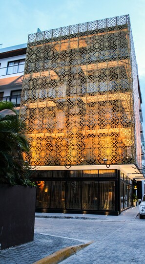 Un bâtiment moderne doté d’une façade géométrique et d’une entrée en verre.