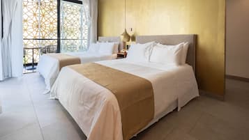 Ropa de cama de alta calidad y caja de seguridad en la habitación