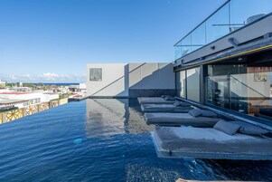 Útilaug, opið kl. 09:00 til kl. 21:00, sólstólar